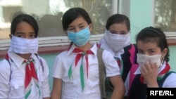Tajik schoolchildren requested to wear face masks in order to prevent swine flu.