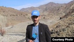 عبدالغفور عابد له تېرو اتو کلونو راهيسې د آفغانستان له ملي ټېلېويژن سره کار کاوه. 