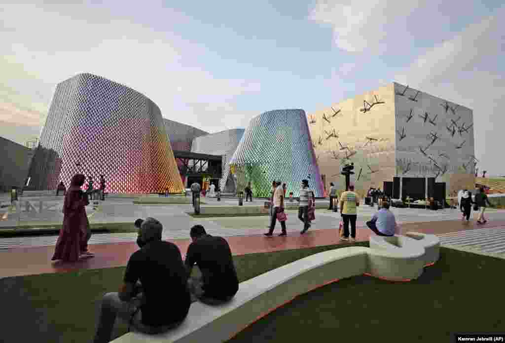 Pavilioanele din Pakistan (stânga) și Bahrain. În prima zi a expoziției, aproximativ 8.000 de persoane au vizitat structura irizantă a Pakistanului. &nbsp;