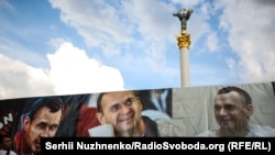 Активісти в Україні і по всьому світі продовжують вимагати від Росії та її президента Володимира Путіна звільнити Олега Сенцова