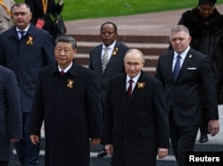 Președintele rus Vladimir Putin, președintele chinez Xi Jinping și prim-ministrul slovac Robert Fico, la o ceremonie de depunere a florilor la Mormântul Soldatului Necunoscut de Ziua Victoriei - Moscova, 9 mai 2025.