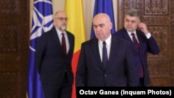Președintele Senatului și președinte interimar al PNL, Ilie Bolojan, împreună cu partenerii din coaliția de guvernare: Kelemen Hunor, președintele UDMR, și premierul Marcel Ciolacu, președintele PSD. 