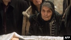 ბორის ნემცოვის დედა დინა ნემცოვა (მაშინ 87 წლის) ესწრება შვილის დაკრძალვას მოსკოვში, 2015 წლის მარტი