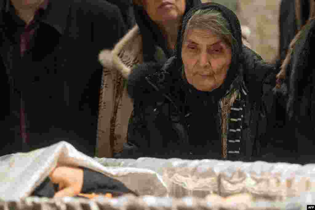 Dina Eidman, 87, Nemtsov's mother, pays her respects at her son's coffin.