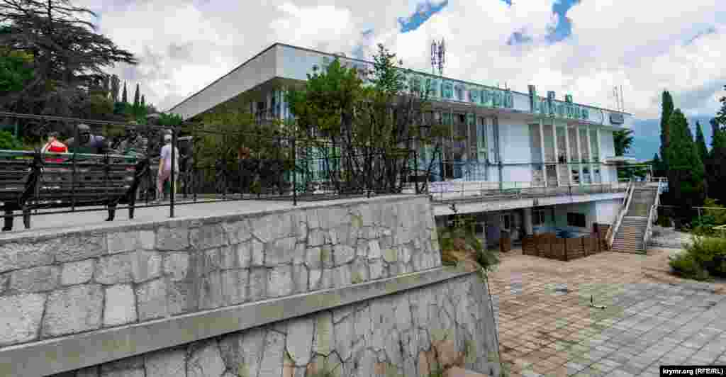 Бронзовий монумент &laquo;Великої трійці&raquo; (на фото ліворуч) &ndash; британському прем'єру Вїнстону Черчиллю, американському президенту Франкліну Рузвельту та радянському диктатору Йосипу Сталіну &ndash; на майданчику перед санаторієм &laquo;Лівадія&raquo; відкрили в лютому 2015 року. Автор композиції &ndash; Зураб Церетелі змалював останнього без головного убору. Насправді ж, на знаменитій фотографії після закінчення Ялтинської конференції в лютому 1945 року, на Сталіні був військовий кашкет &ndash; так, виявляється, він приховував свій маленький зріст порівняно із британським та американським лідерами