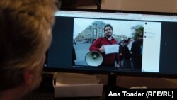 "Ovo su bila dobra vremena kada smo još uvek mogli da organizujemo proteste". Vladimir na opozicionom mitingu u Sankt Peterburgu sa kutijom za pomoć političkim zatvorenicima, 2012. godina.