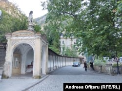 Pasarela pentru pietoni de pe Podul de Piatră se află într-o stare avansată de degradare.