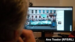 "Ovo je bila naša poslednja akcija, 2019. pre lokalnih izbora. To su kandidati i aktivisti južnog sankpeterburškog distrikta Kupčina. Morali smo brzo da napravimo ovu sliku jer nas je dva minuta kasnije silom rasterala Nacionalna garda."