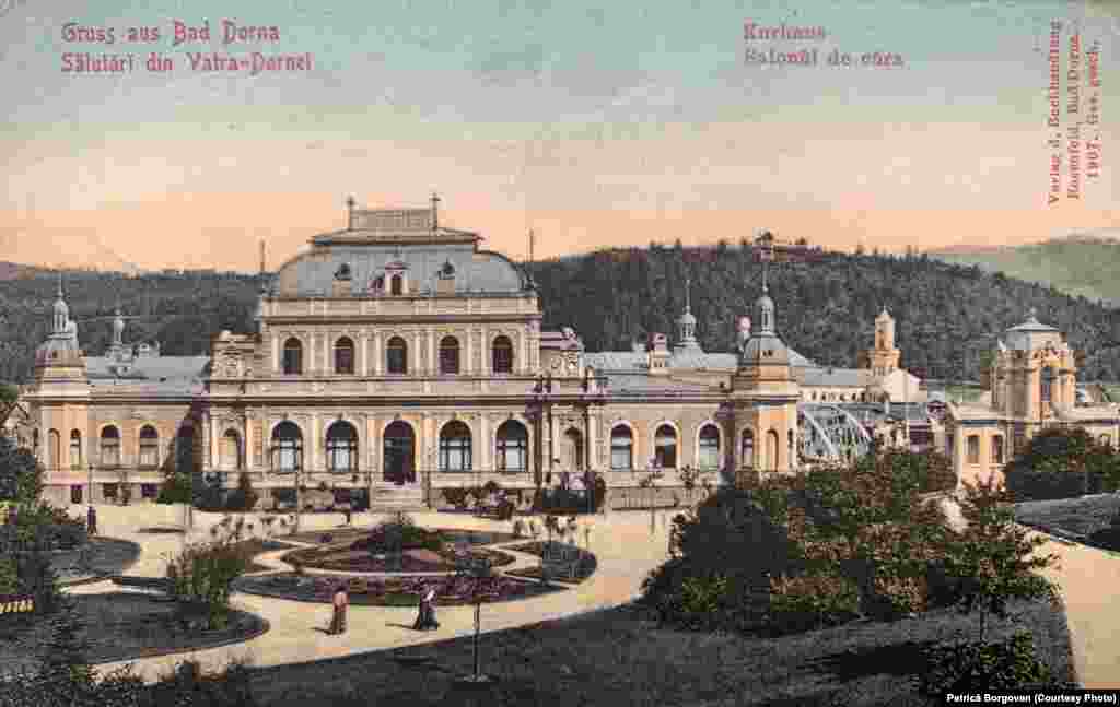 Vedere din Vatra Dornei, 1907. În imagine: Cazinoul, iar în dreaptă clădirea Izvorului Unirea (1896), cunoscută la acea vreme drept &bdquo;Salonul de cură&rdquo;. În fundal se vede turnul Primăriei (1987). Toate trei se regăsesc pe&nbsp;Lista monumentelor istorice ale României.