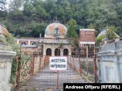Accesul pe Podul de Fier ce duce la Băile Apollo a fost închis din cauza pericolului de prebușire a podului.