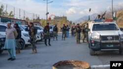 امنيتي سرتېري پاړه چينار ته پر تللي سړک ولاړ دي - انځور له ارشيفه 