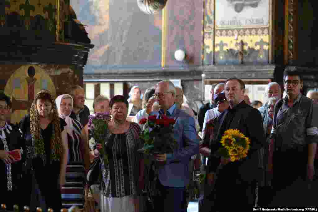 Іван Драч був членом Спілки письменників України з 1962-го. 1989 року на першому з'їзді Народного Руху України за перебудову був обраний головою Руху абсолютною більшістю голосів