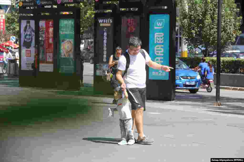 Баласын көндүрө албай убара болуп жаткан ата