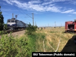 Teleorman: focul s-a extins dinspre locomotiva trenului București - Arad spre primul vagon al trenului. Nimeni nu a fost rănit, iar pasagerii au coborât în câmp, în așteptarea altui tren, care să îi preia.