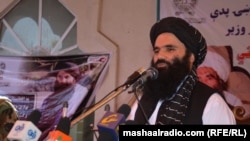 د طالبانو د کورنيو چارو سرپرست وزير سراج الدين حقاني په افغانستان کې يوې غونډې ته وينا کوي ــ پخوانی انځور