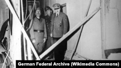 Муссоліні і Гітлер оглядають будівлю, де 20 липня 1944 року стався замах на фюрера