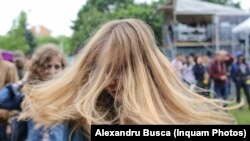 Mai multe organizații neguvernamentale contestă folosirea parcurilor drept spații de desfășurare a marilor concerte. Imagine de la un concert din 2017 din Parcul Izvor din București.