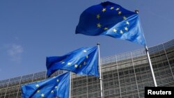 Flamuj të BE-së të vendosur pranë ndërtesës së Komisionit Evropian.