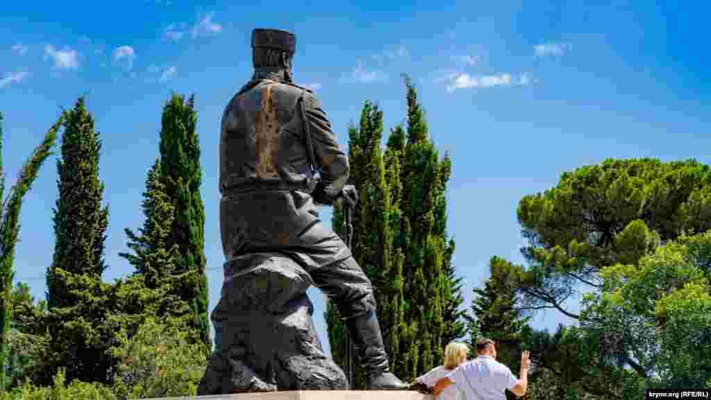 Його син &ndash; імператор Олександр III помітно &laquo;спітнів&raquo;. Пам'ятник імператору в парку Лівадійського палацу-музею урочисто, за участі російського президента Володимира Путіна, відкрили в листопаді 2017 року