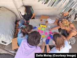 Mulți dintre oamenii fără locuință muncesc. Marian Ursan, director executiv Carusel: „Mulți muncesc cu ziua, muncesc în activități informale, fie că vorbim despre colectat poze, PET-uri, fie că vorbim despre descărcat/încărcat la piață camioane cu produse, fie că vorbim despre zilieri în construcții. Oamenii muncesc, marea lor majoritate muncesc”.