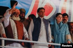 مولانا فضل رحمان وايي، الېکشن کمېشن فیصلې وښوله چې عمران خان نه صادق دی او نه امین: انځور له ارشیفه