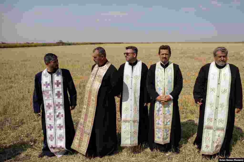 Slujbă religioasă pe un teren agricol lovit de secetă , în 24 iulie lângă Drăgănești-Vlașca. Sătenii și preoții s-au rugat pentru ploaie.&nbsp; O femeie în vârstă de 81 de ani care a participat la ceremonie a declarat pentru Reuters că nu a văzut niciodată o secetă atât de severă precum cea care afectează în prezent România. &bdquo;Avem copii. Avem vite", a spus ea. &bdquo;Ne străduim să plantăm roșii în grădină, apoi acestea se usucă și nu avem ce mânca. Doamne, dă-ne ploaie. Nu ne părăsi!&rdquo;