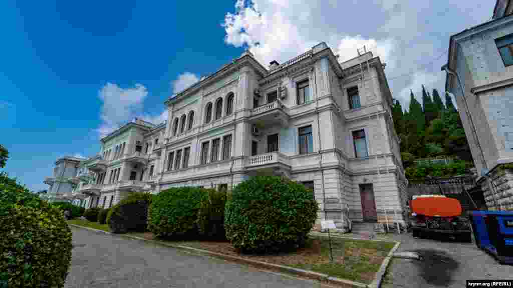 Головний історичний корпус санаторію &laquo;Лівадія&raquo;, який до більшовицького перевороту був складовою царської резиденції, тепер без ознак життя. За словами працівників палацу-музею, установа цього року не працює. Донедавна це була єдина в Криму оздоровниця, де проводили реабілітаційне лікування постінфарктних хворих. 2018 року російський бізнесмен Костянтин Малофєєв придбав санаторій на торгах за 509,6 мільйона рублів. Йому, зокрема, дісталися всі будівлі оздоровниці, обладнання та меблі&nbsp;&ndash; &laquo;Пральня з кімнатою для праски&raquo;, &laquo;Малий службовий дім&raquo; та &laquo;Свитський будинок&raquo;