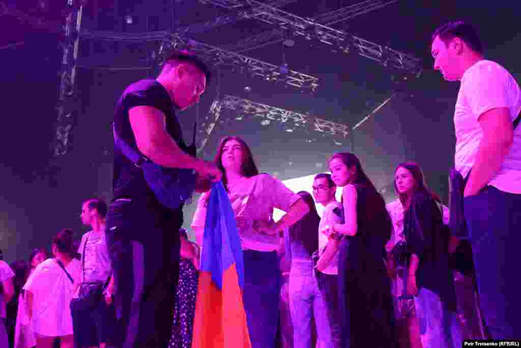 &ndash; Туды әкеткен күзетшілер концерттен соң қайтарамыз деді. &quot;Саяси атрибуттарды не үшін алып жатырсыздар?&quot; деп сұрағыма &quot;ұйымдастырушылардың талабы&quot; деп жауап берді, - дейді Лиза (ортада) есімді көрермен.&nbsp;