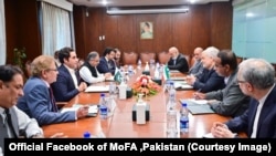 بلاول بوتو وزیر امور خارجه پاکستان و حسن کاظمی قُمی نماینده ویژه ایران برای افغانستان در هنگام دیدار در اسلام آباد. 