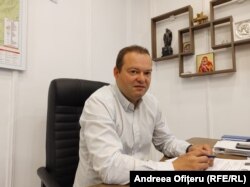 Primarul din Băile Herculane, Cristian Miclău, spune că situația clădirilor din stațiune poate fi rezolvată printr-o hotărâre de guvern prin care să se aprobe accesarea de fonduri pentru reabilitarea clădirilor pentru care primăria nu are și terenul pe care sunt construite.