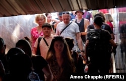 ხალხი ჩადის დნეპროპეტროვსკის სარკინიგზო სადგურის პლატფორმებს შორის გვირაბში მას მერე, რაც აფეთქების ხმა გაისმა. 28 ივნისი