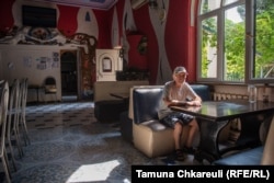 „Aș pleca acasă, dar soția și sora mea se împotrivesc," spune Viktor (69 de ani) din Mariupol.