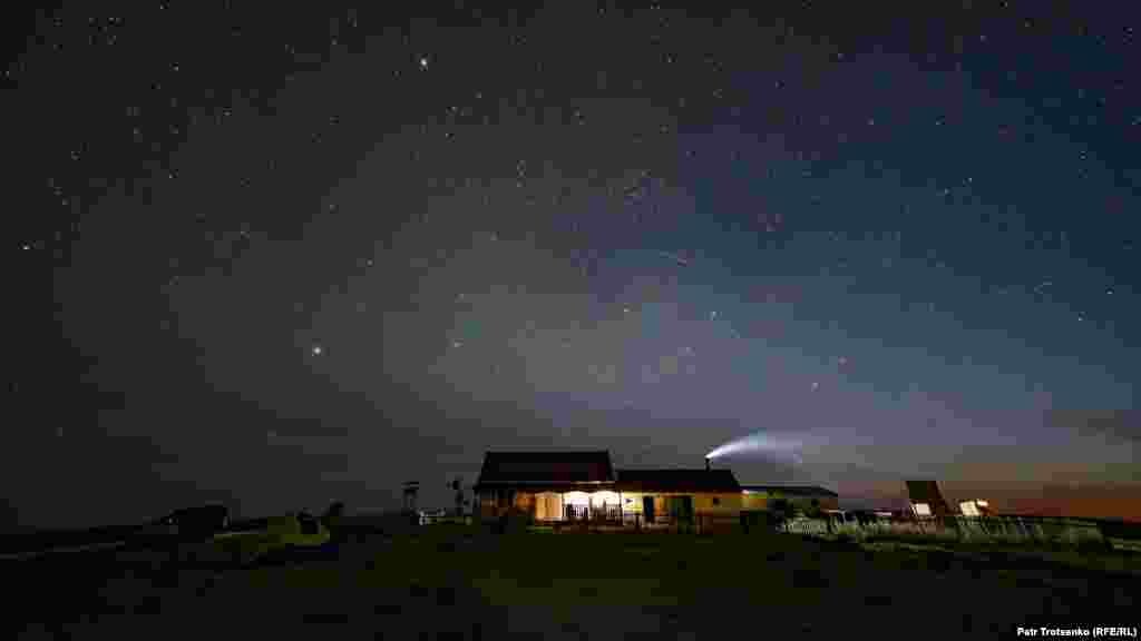 Казакстандын Костанай облусундагы Алтын-Дала коругунда окумуштуулар Борбор Азиядан куландардын популяциясын көбөйтүүгө аракет кылышууда. 22-июнь. (Петр Троценко) Казакстанда куландар 1930-жылдары толугу менен жок болуп кеткен. Өткөн кылымдын орто ченинде бул жандыктарды реинтродукциялоо, б.а. кайра жайылтуу боюнча чоң иш башталган. Беш жыл мурда Казакстандагы биотүрдүүлүктү сактоо ассоциациясынын (КБСА) адистери Казакстандын борбордук чөлкөмүндө, табигый жашоо аймагында куландардын санын көбөйтүү боюнча долбоорду ишке киргизген.&nbsp;