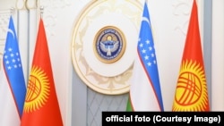 Кыргызстандын жана Өзбекстандын мамлекеттик туулары. 