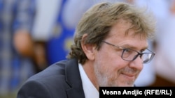 Tomislav Žigmanov je predsednik Demokratskog saveza Hrvata u Vojvodini, partije nacionalnih manjina. I u ovom sazivu ostaje na čelu ministarstva za ljudska i manjinska prava.