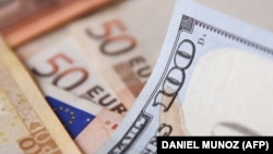 Euro a atins paritatea cu dolarul marți, pentru prima dată în aproape 20 de ani, în condițiile în care o reducere a livrărilor de gaze rusești către Europa a sporit temerile legate de o recesiune în zona euro.