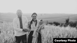 Олексій Янін, військовослужбовець полку «Азов» з дружиною Тамарою та сином Назаром