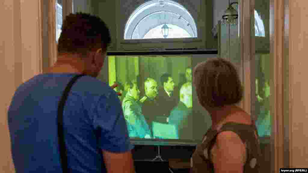 У трьох виставкових залах представлено справжній інтер'єр приміщень держдачі, обладнаної для Сталіна в Лівадійському палаці, меблі та предмети побуту 1940-1950-х років. Екскурсантам також крутять документальну хроніку щодо роботи Кримської мирної конференції 1945 року. За задоволення подивитися на фігуру Сталіна у військовому мундирі із зіркою героя соціалістичної праці треба викласти 200 рублів. Дітей пропускають безкоштовно