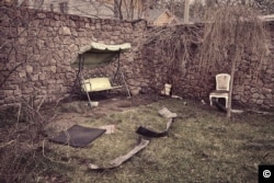 O curte din Bucha care a fost ocupată de soldații ruși.