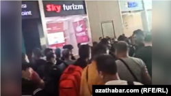 Stambul howa menzilindäki kassanyň öňündäki nobat (illýustrasiýa suraty)