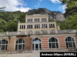 Cazinoul stațiunii situat în parcul central al orașului este astăzi închis. Aici s-au întâlnit în 1896 Împăratul Franz Joseph, Regele Carol I al României și Regele Alexandru I al Serbiei.