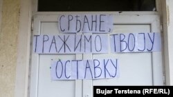 Ata gjatë protestës kërkuan edhe dorëheqjen e kryetarit të komunës paralele, e cila funksionon nën sistemin serb.