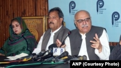 د عوامي نېشنل ګوند مرکزي جنرل سېکرېټري ميا افتخار حسین په پېښور کې خبري غونډې ته وينا کوي. 