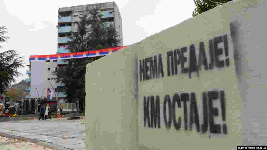 "Nema predaje. KM ostaje", poruka je na zidu u Severnoj Mitrovici. Kosovo KM tablice smatra nelegalnim, ali ih je do sada tolerisalo na severu Kosova.