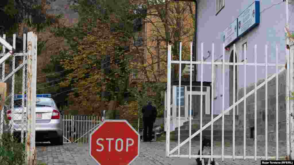 Srpski zvaničnici na Kosovu opisali su odluku o registarskim tablicama kao odluku usmerenu protiv "Srba na Kosovu". Srpski policajci, tužioci i sudije integrisani su u kosovske strukture 2013. godine, nakon sporazuma između Kosova i Srbije, u okviru dijaloga za normalizaciju odnosa.