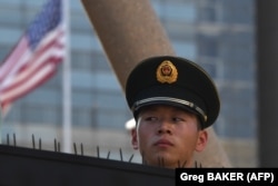 Ne samo kineske vlasti već i građani doživljavaju pojedine zahteve Trampove administracije kao narušavanje njihovog suvereniteta (Na fotografiji kineski vojnik ispred Ambasade SAD u Pekintu)