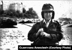 Scriitoarea Svetlana Aleksievici, la Kabul, Afganistan, 1988