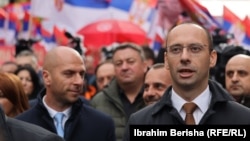 Igor Simiq (djathtas) dhe Sllavko Simiq, deputetë të Kuvendit të Kosovës nga radhët e Listës Serbe.