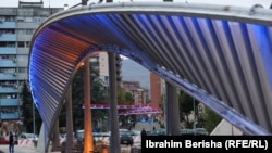 Në pjesën veriore të urës mbi Lumin Ibër që ndan Mitrovicën, shihen flamujt e Serbisë. 