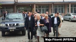 Ish-kryetarja e Gjykatës Liliana Stevanoviq dhe anëtar i Këshillit Gjyqësor të Kosovës, Nikolla Kabashiq  me gjyqtarë dhe punëtorë administrativ pasi kanë dhënë dorëheqje nga institucionet e Kosovës.